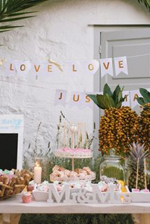 Tropical διακοσμηση στο χωρο της εκκλησιας