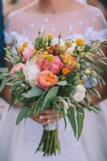 Πολύχρωμη νυφική ανθοδέσμη