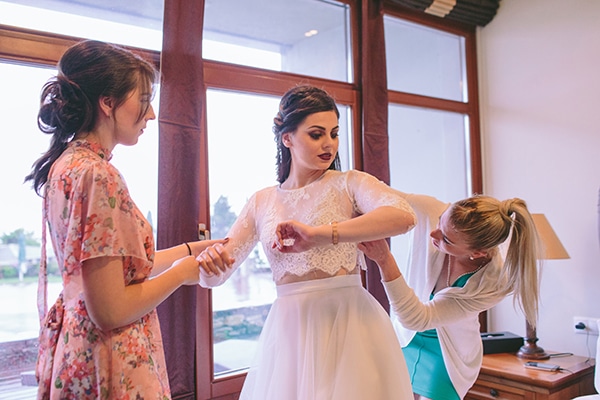 10 πραγματα που δεν πρεπει να ξεχασετε να κανετε ως κουμπαρα την ημερα του γαμου της φιλης σας!