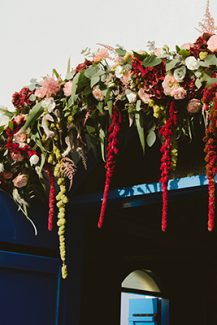 Στολισμος εκκλησιας με μπορντω, marsala και blush pink λουλουδια