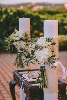 Chic στολισμός λαμπάδας με φύλλα ελιάς και ορτανσίες Chic στολισμός λαμπάδας με φύλλα ελιάς και ορτανσίες