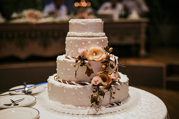 Τετραωροφη λευκη τουρτα γαμου Τετραωροφη λευκη τουρτα γαμου