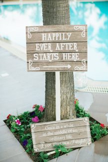 Ξυλινες πινακιδες ”happily ever after starts here”