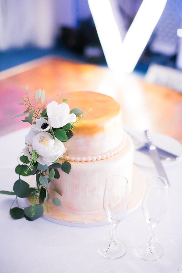 Τουρτα γαμου με παιωνιες, ανεμωνες και φυλλα ευκαλυπτου