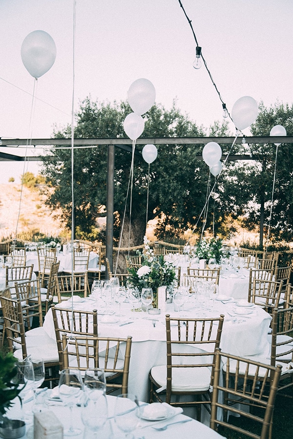 Ρομαντικη διακοσμηση γαμου με λευκο χρωμα