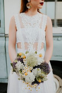 Νυφική ανθοδέσμη με αγριολουλούδα και αρωματικά βότανα