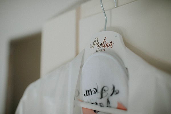 Nυφικη κρεμαστρα με το ονομα της νυφης Nυφικη κρεμαστρα με το ονομα της νυφης