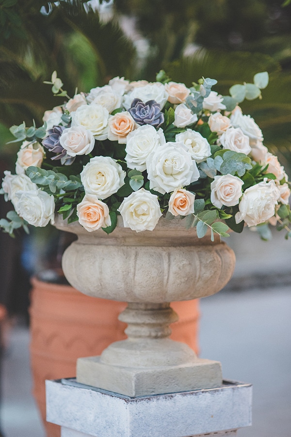 Στολισμος εκκλησιας με φουντωτα μπουκετα λουλουδιων