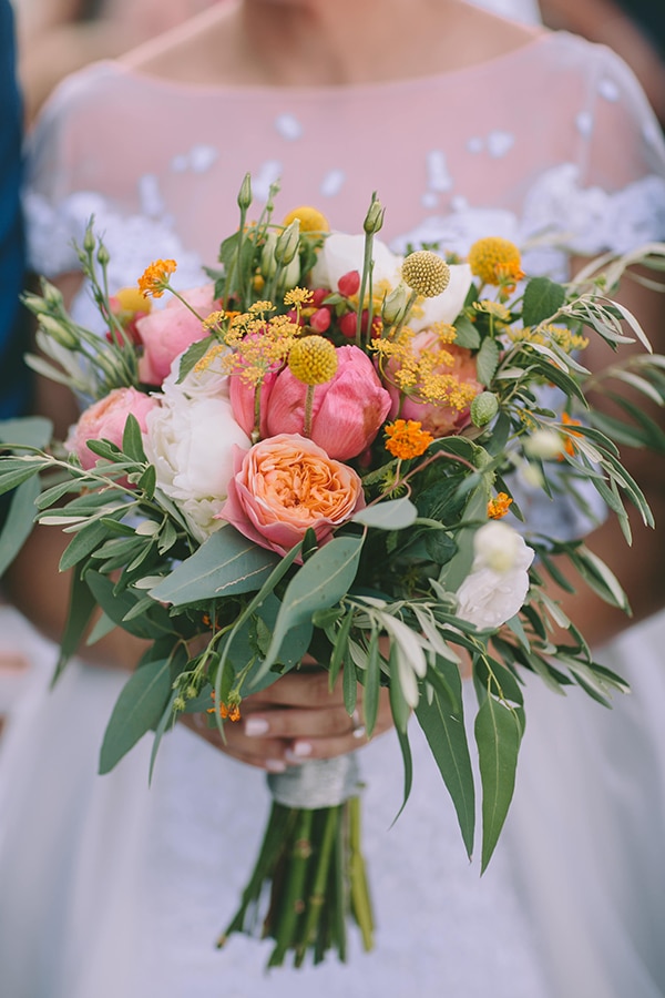 Πολυχρωμη νυφικη ανθοδεσμη