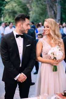 Νυφικό μπουκέτο με παιώνιες, τριαντάφυλλα και υπέρικουμ Νυφικό μπουκέτο με παιώνιες, τριαντάφυλλα και υπέρικουμ