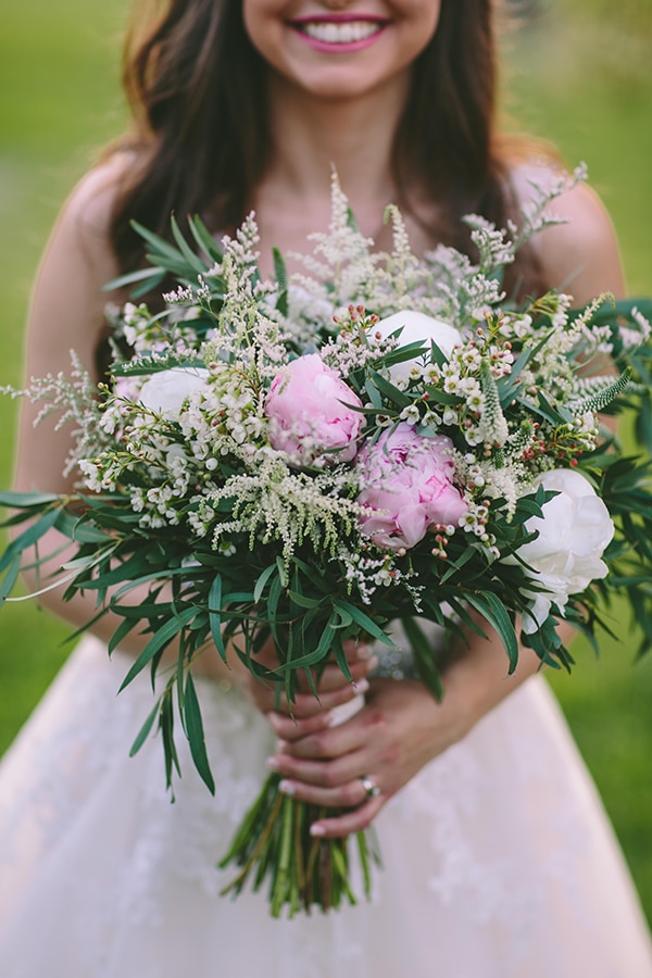 Ανοιξιάτικη νυφική ανθοδέσμη με παιώνιες