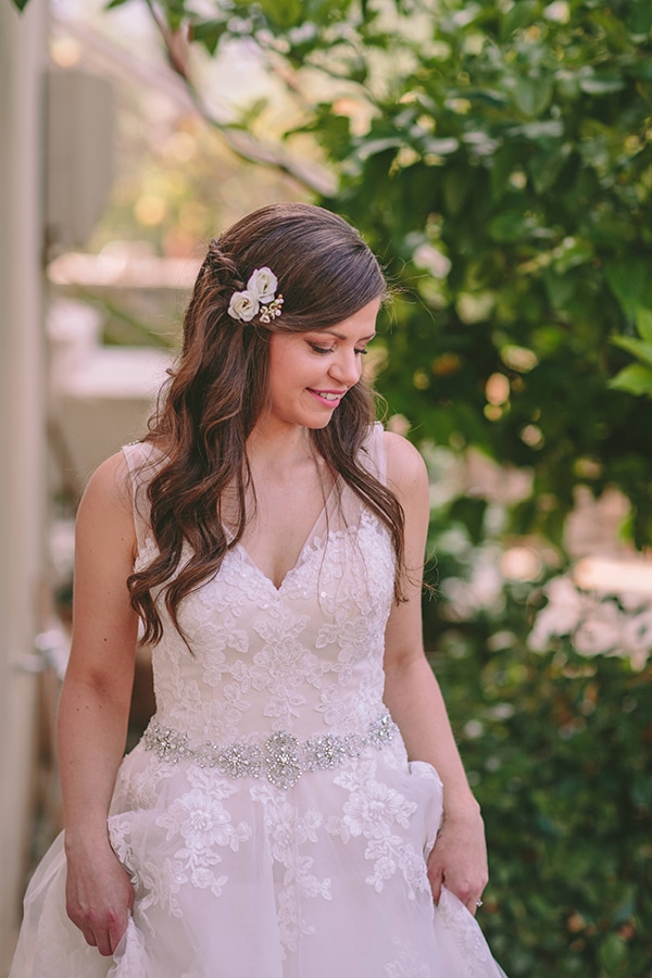 Νυφικό χτένισμα με ανάλαφρες μπούκλες