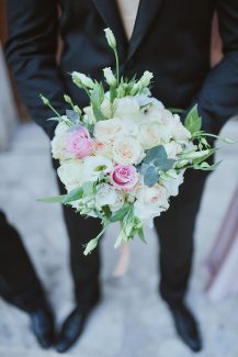 Ρομαντική ανθοδέσμη με λευκά και ροζ τριαντάφυλλα Ρομαντική ανθοδέσμη με λευκά και ροζ τριαντάφυλλα