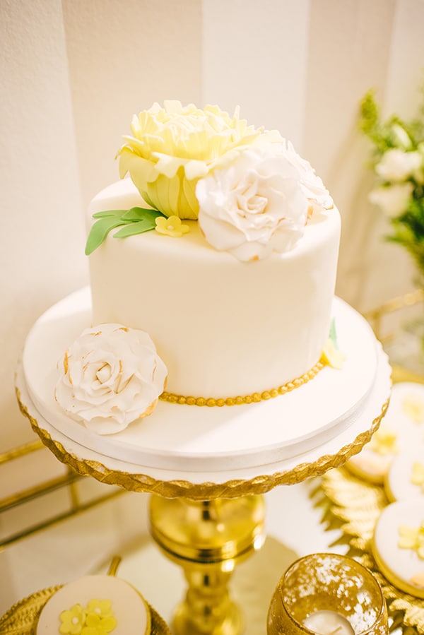 Τουρτα γαμου με χρυσες λεπτομερειες