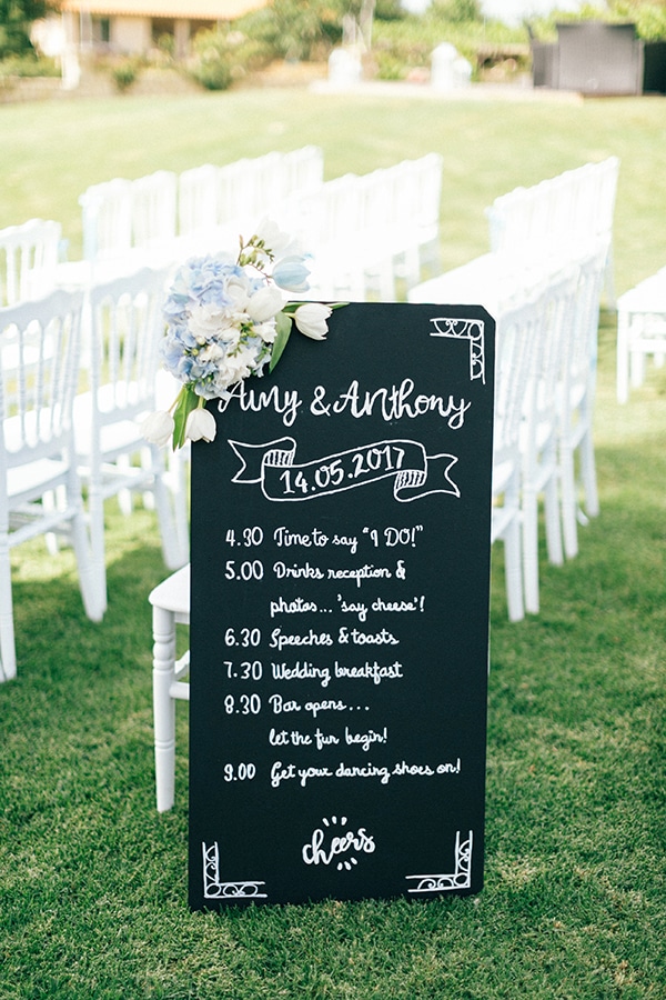 Πρωτότυπη πινακίδα με το πρόγραμμα της ημέρας