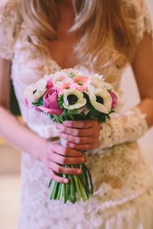 Νυφική ανθοδέσμη με λευκές ανεμώνες