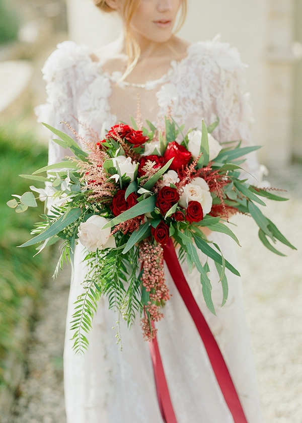 Νυφικη ανθοδεσμη με κοκκινα τριανταφυλλα