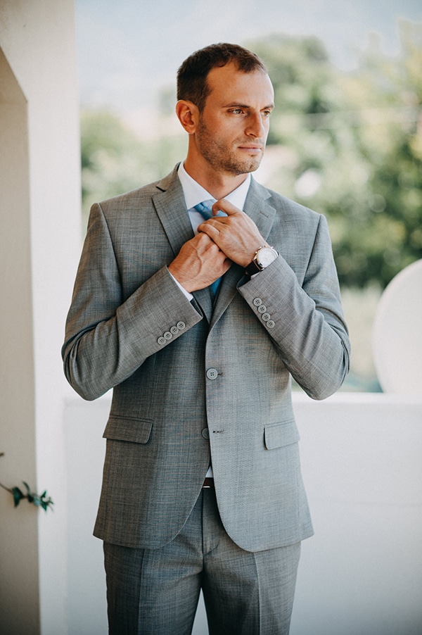 Κοστουμι γαμπρου σε γκρι χρωμα