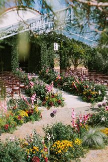 Στολισμος εκκλησιας πνιγμενος στο πρασινο