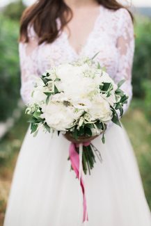 Λευκή νυφική ανθοδέσμη