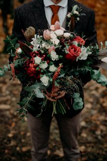 Ρουστικ boho νυφική ανθοδέσμη με κόκκινα τριαντάφυλλα