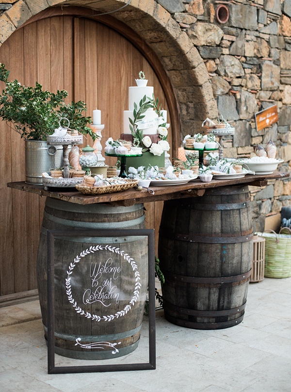 Στολισμος δεξιωσης με ρουστικ λεπτομερειες