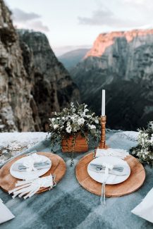 Διακοσμηση δεξιωσης με ξυλινες πινελιες Διακοσμηση δεξιωσης με ξυλινες πινελιες