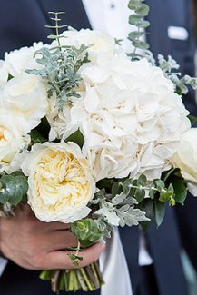 Νυφική ανθοδέσμη με ορτανσίες και David Austin τριαντάφυλλα
