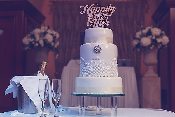 Τριωροφη ολολευκη τουρτα γαμου