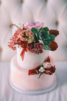 Τουρτα γαμου στολισμενη με λουλουδια και παχυφυτα