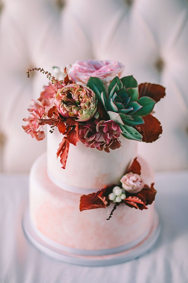 Τουρτα γαμου στολισμενη με λουλουδια και παχυφυτα