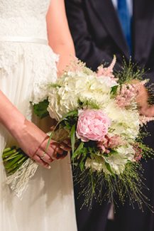 Νυφικό μπουκέτο με ορτανσίες, παιώνιες και αστίλβη