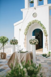 Στολισμός εκκλησίας με τριαντάφυλλα και ελιά