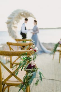 Στολισμος καρεκλας καλεσμενων για τελετη γαμου με γεωμετρικα σχηματα