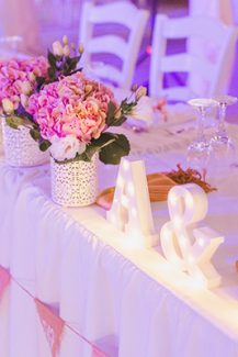 Στολισμος δεξιωσης με φωτιζομενα γραμματα