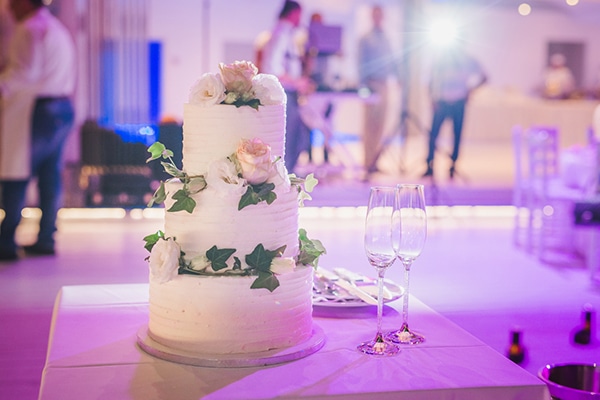 Λευκη τουρτα γαμου Λευκη τουρτα γαμου