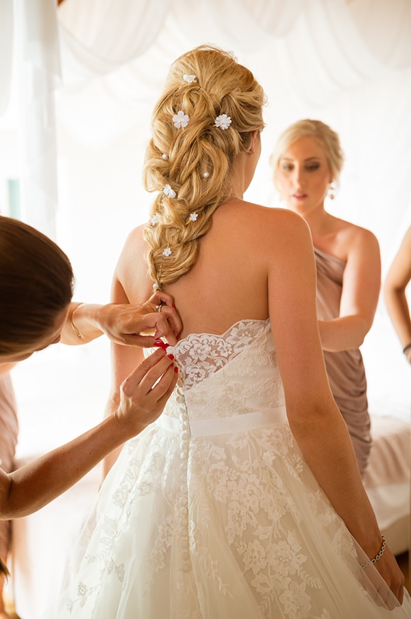 Νυφικό χτένισμα με διακοσμητικά στοιχεία