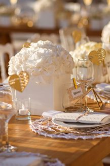 Διακοσμηση δεξιωσης με λευκο και χρυσο χρωμα