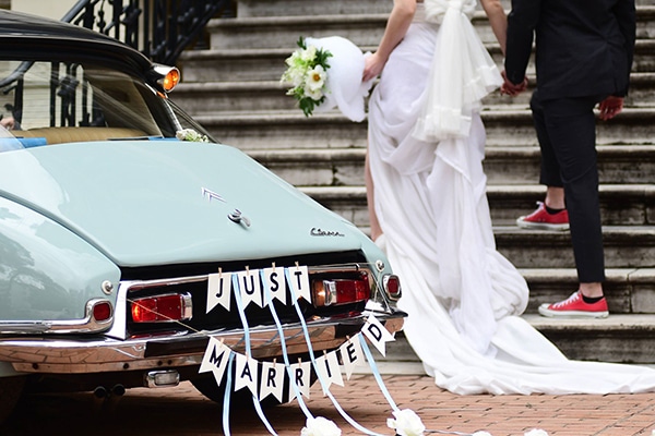 Retro αυτοκινητο για το γαμο σας