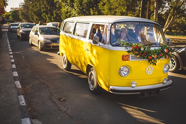 Ρετρο λεωφορειο για μεταφορα της νυφης στην εκκλησια