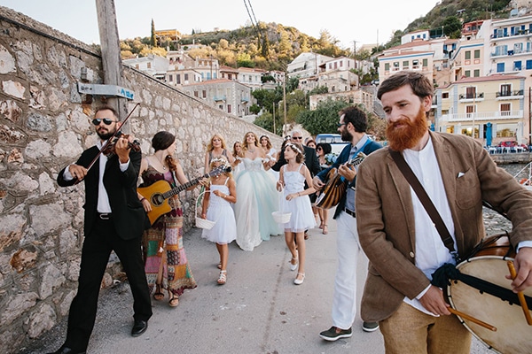 Συνοδεία νύφης στην εκκλησία με παραδοσιακή μουσική