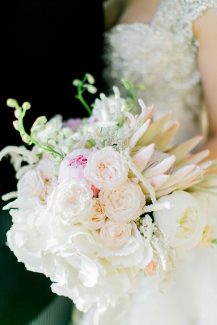 Επιβλητική νυφική ανθοδέσμη