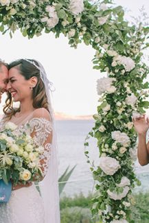 Αψιδα με λευκα λουλουδια