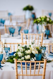 Διακοσμηση δεξιωσης με μπλε λεπτομερειες Διακοσμηση δεξιωσης με μπλε λεπτομερειες