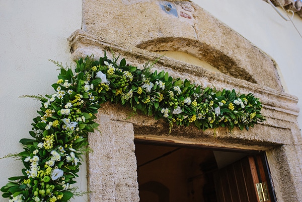 Στολισμος εκκλησιας με κιτρινα και λευκα ανθη