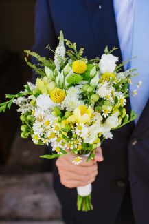 Νυφική ανθοδέσμη με λουλούδια του αγρού