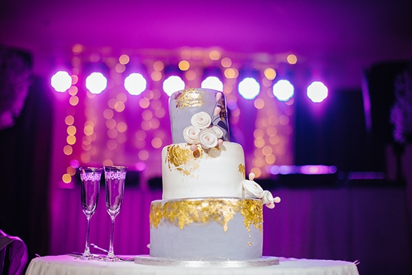 Τούρτα γάμου σε λευκό και γκρίζο χρώμα, με χρυσές λεπτομέρειες