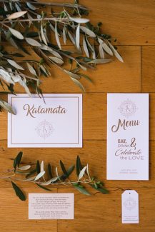 Προσκλητήρια γάμου με χρυσές λεπτομέρειες