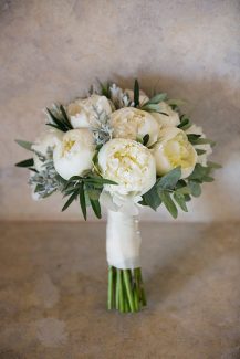 Νυφική ανθοδέσμη με κυρίαρχα χρώματα το λευκό και πράσινο