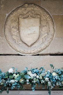 Γιρλαντα λουλουδιων για την εισοδο της εκκλησιας Γιρλαντα λουλουδιων για την εισοδο της εκκλησιας